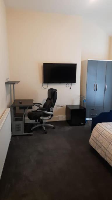 Lovely Bedroom With Shared Kitchen & Bathroom Free Parking Walsall Eksteriør bilde