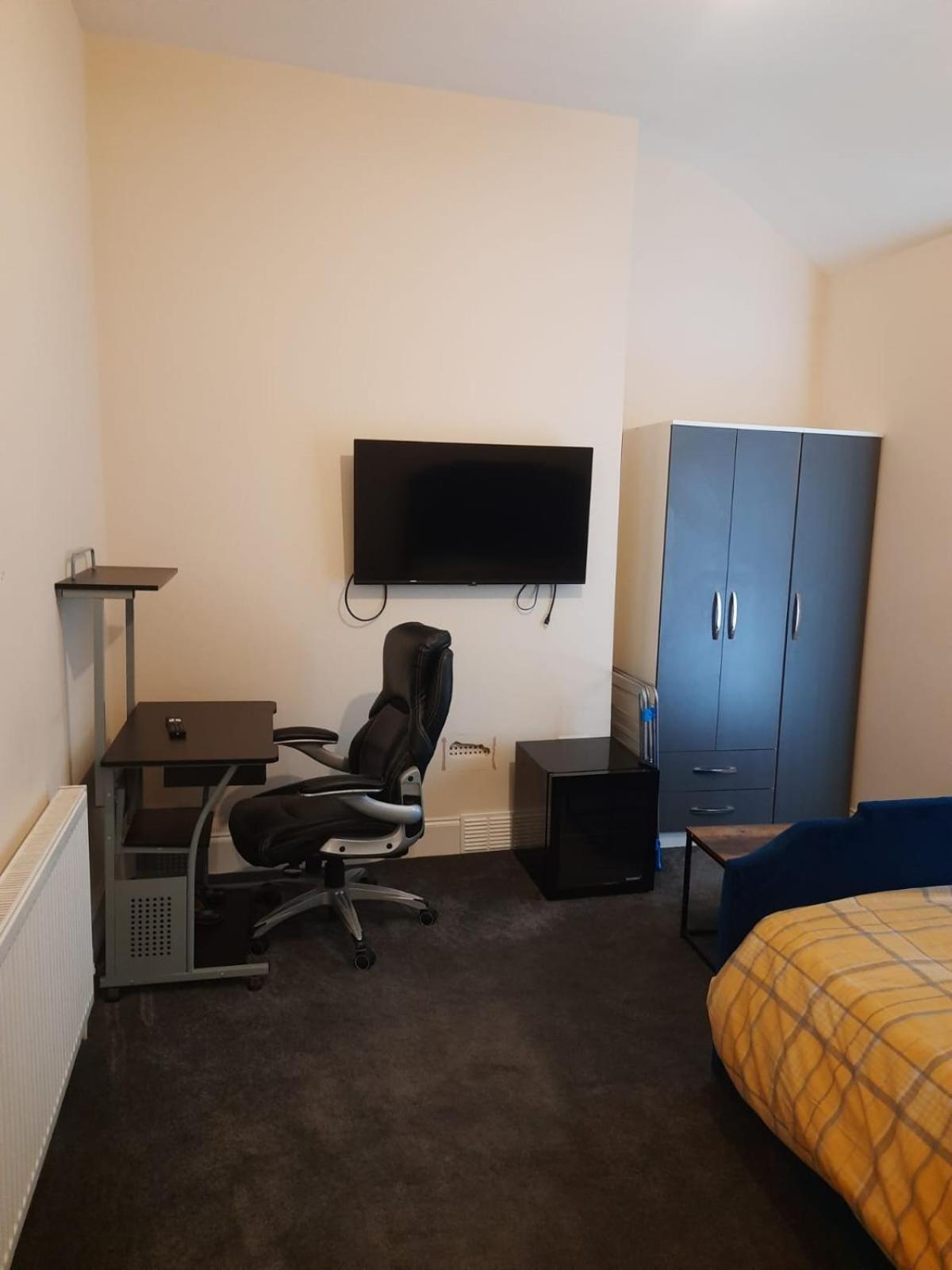 Lovely Bedroom With Shared Kitchen & Bathroom Free Parking Walsall Eksteriør bilde